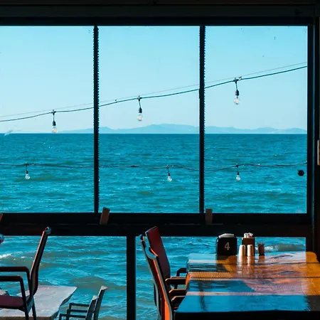 Arz'urla Restaurant & 酒店 *
